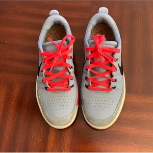 Men’s 8.5 Nike golf shoes - spineless